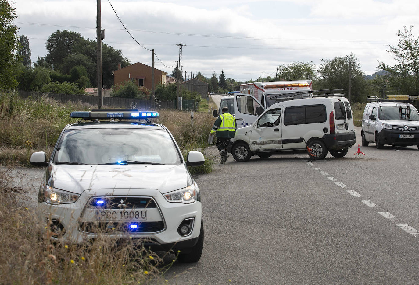 Un motorista ha resultado herido grave tras colisionar este jueves contra una furgoneta en la N-634, a la altura de La Carrera (Siero). El hombre fue trasladado al Hospital Universitario Central de Asturias con varias lesiones, que se produjeron de manera «simultanea» tras el choque, según fuentes sanitarias. Por otra parte, el conductor del otro vehículo implicado resultó ileso.