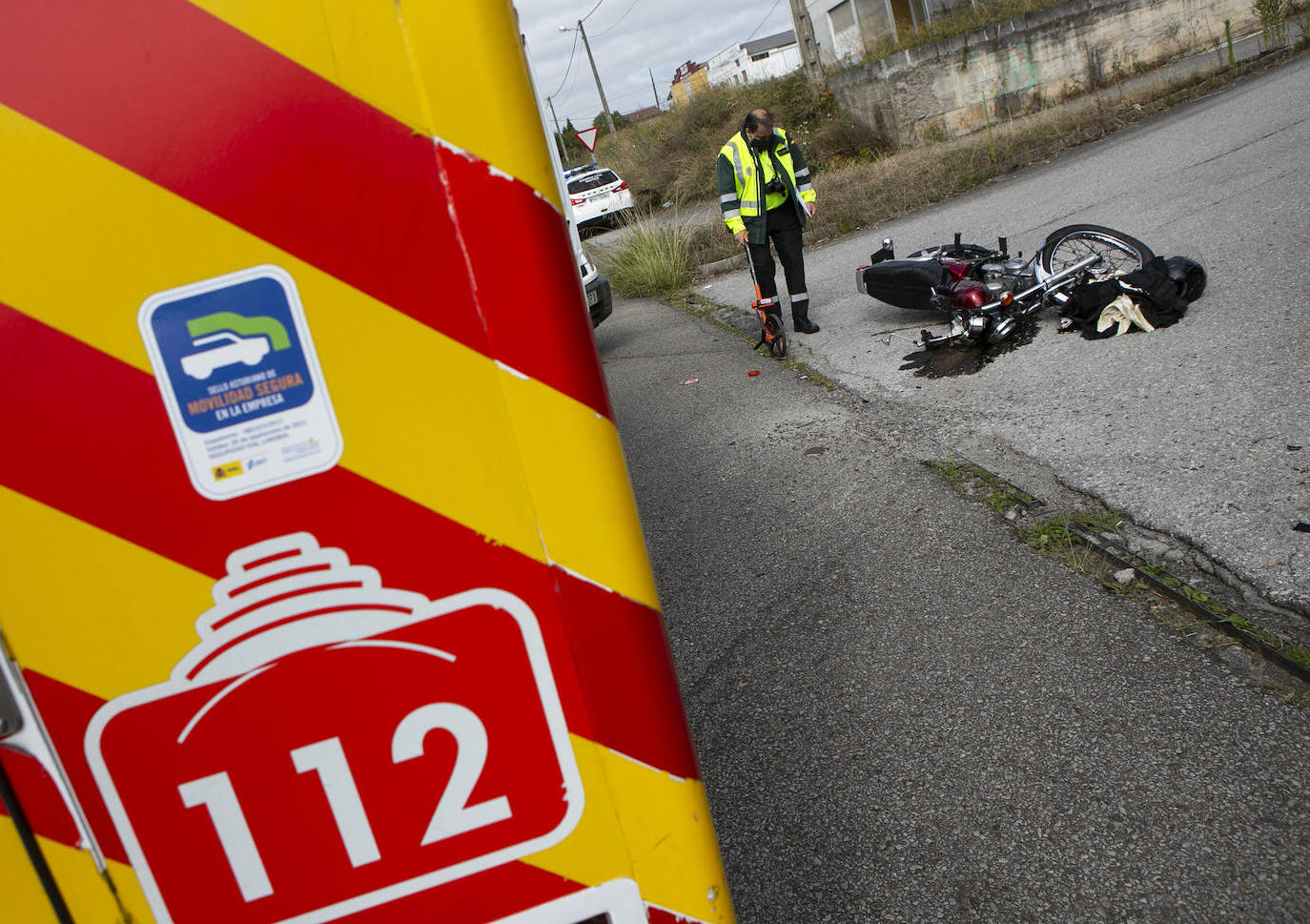 Un motorista ha resultado herido grave tras colisionar este jueves contra una furgoneta en la N-634, a la altura de La Carrera (Siero). El hombre fue trasladado al Hospital Universitario Central de Asturias con varias lesiones, que se produjeron de manera «simultanea» tras el choque, según fuentes sanitarias. Por otra parte, el conductor del otro vehículo implicado resultó ileso.