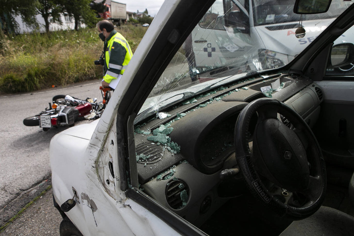 Un motorista ha resultado herido grave tras colisionar este jueves contra una furgoneta en la N-634, a la altura de La Carrera (Siero). El hombre fue trasladado al Hospital Universitario Central de Asturias con varias lesiones, que se produjeron de manera «simultanea» tras el choque, según fuentes sanitarias. Por otra parte, el conductor del otro vehículo implicado resultó ileso.