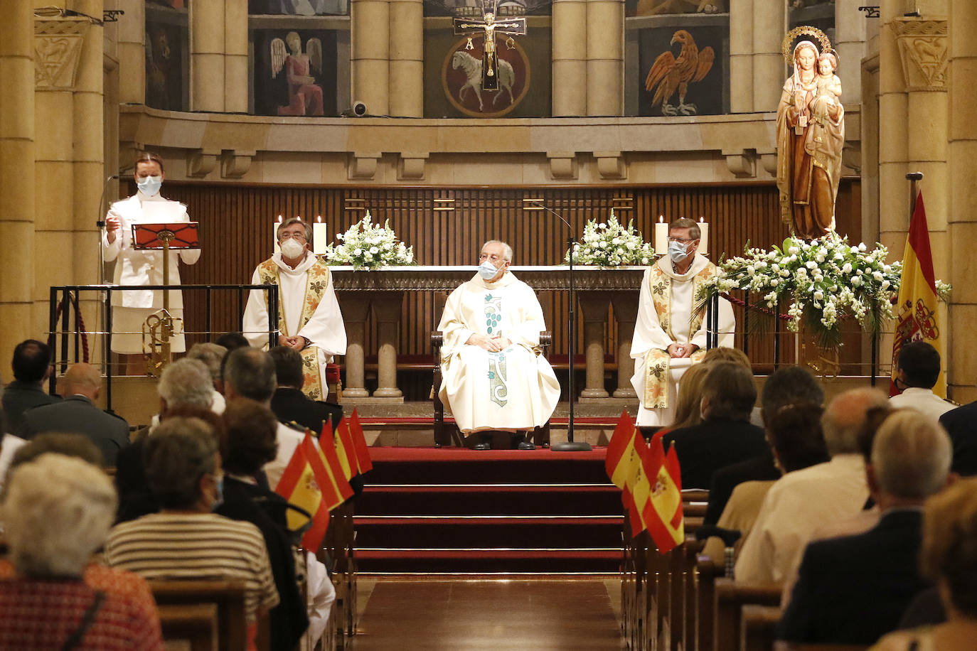 Aunque la pandemia obligó a suspender la mayor parte de actos, los marinos pudieron acudir este jueves a la celebración religiosa, en la iglesia de San Pedro, en honor a la Virgen del Carmen 