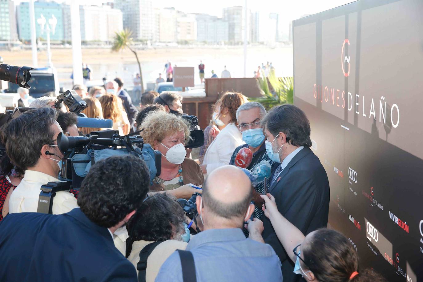 Javier Fernández recibe el premio 'Gijonés del año', concedido por la revista 'Vivir Gijón'