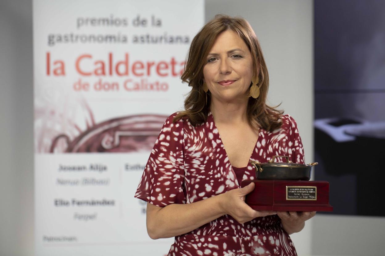La Maestra Asturiana 2020, Esther Manzano, con su premio. 