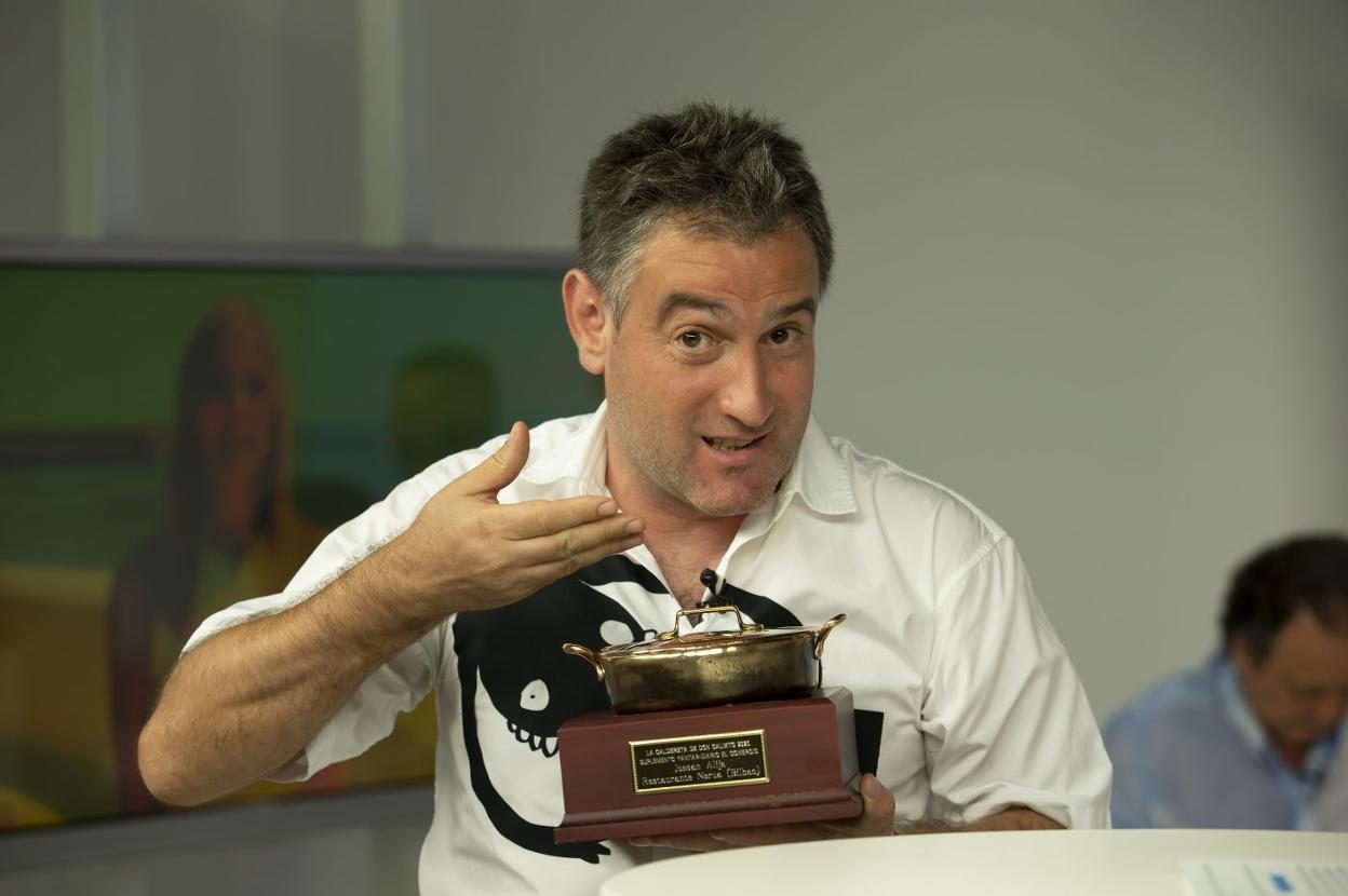 El cocinero bilbaíno, en Gijón, con la Caldereta de don Calixto que le acredita como Maestro Nacional 2020. 