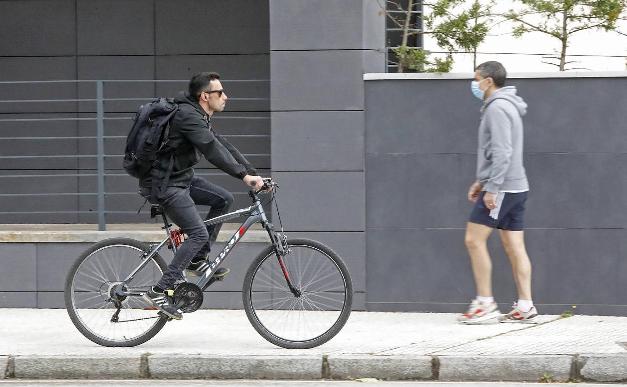 Un ciclista, circulando por una acera. 