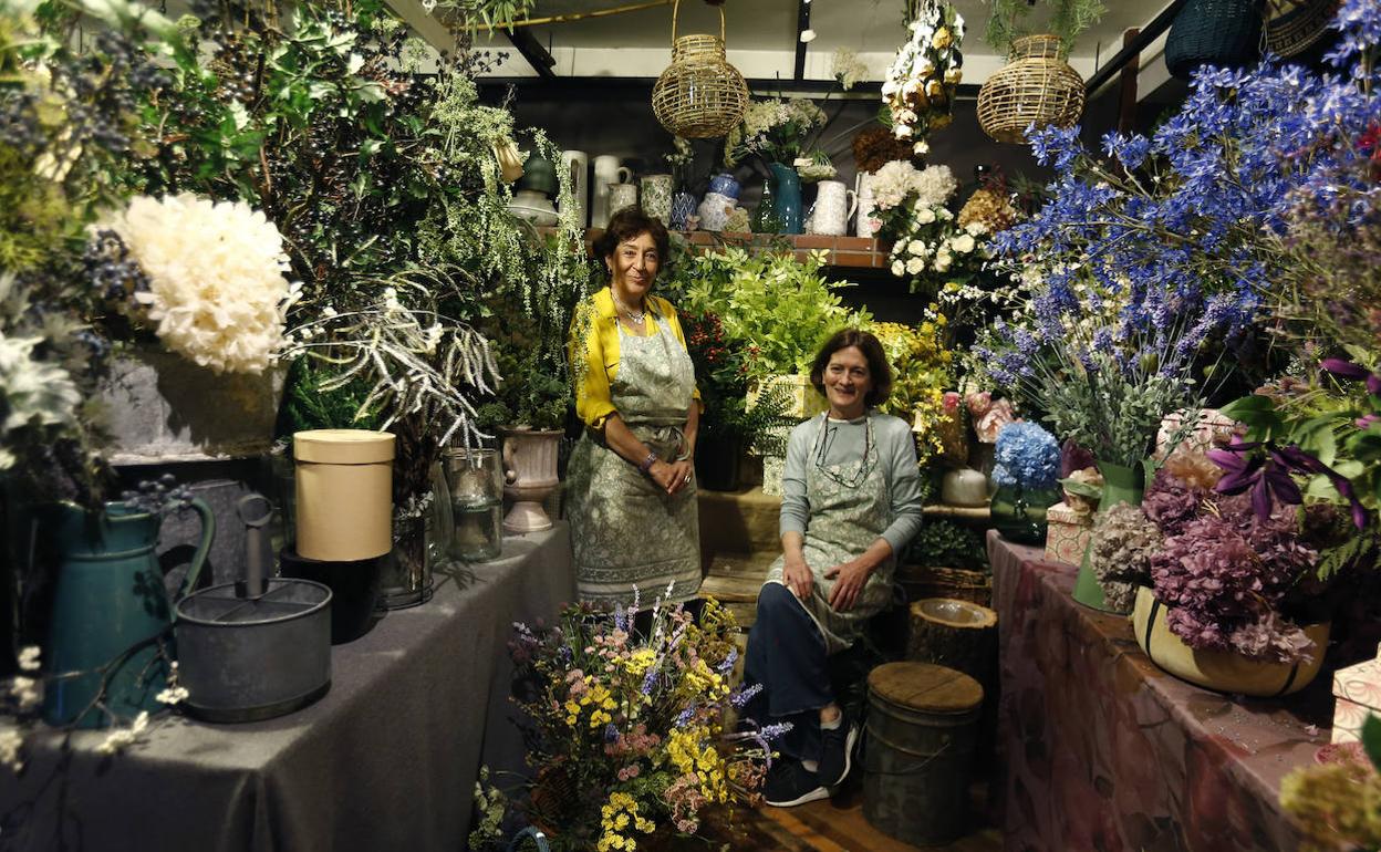 Belén Berjano y Elena Belzunce en la floristería 