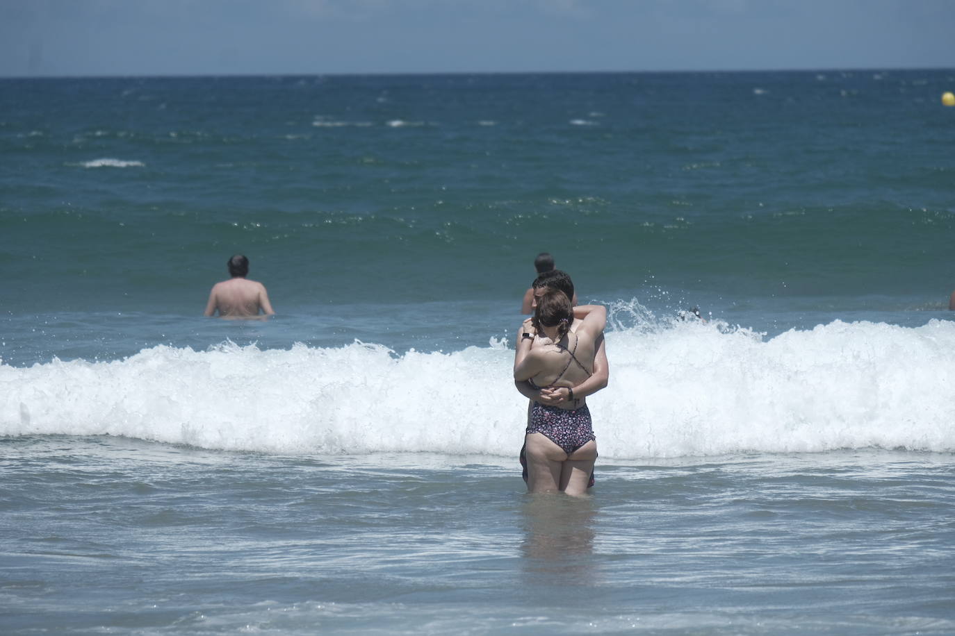 Un fin de semana de cielos despejados, sol y buenas temperaturas. Asturianos y visitantes siguen disfrutando del buen tiempo con el que julio ha atravesado su ecuador y que está propiciando llenos en playas, paseos, rios y sendas