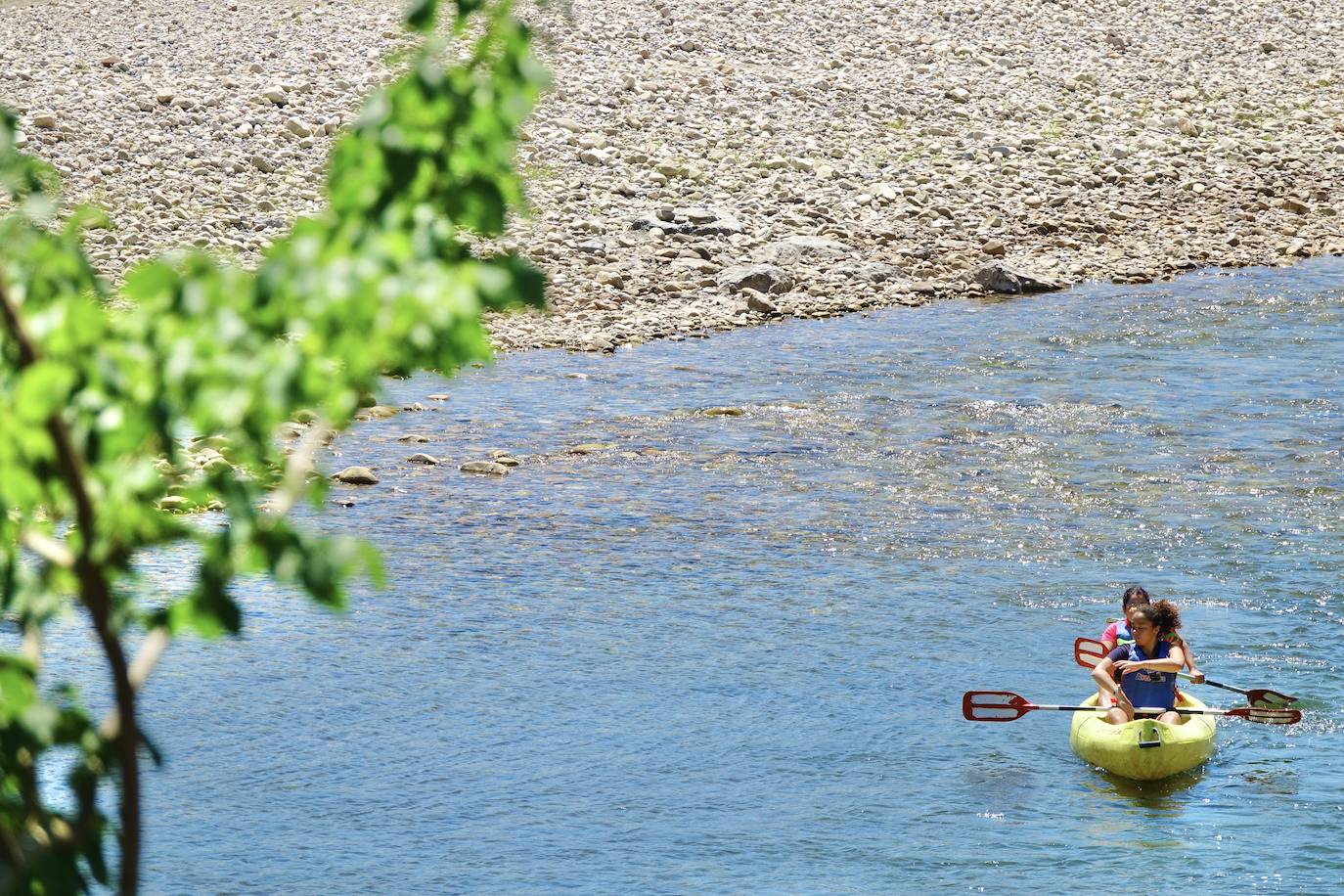 Un fin de semana de cielos despejados, sol y buenas temperaturas. Asturianos y visitantes siguen disfrutando del buen tiempo con el que julio ha atravesado su ecuador y que está propiciando llenos en playas, paseos, rios y sendas