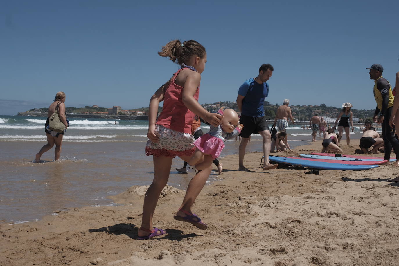 Un fin de semana de cielos despejados, sol y buenas temperaturas. Asturianos y visitantes siguen disfrutando del buen tiempo con el que julio ha atravesado su ecuador y que está propiciando llenos en playas, paseos, rios y sendas