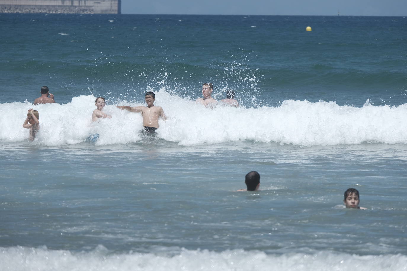 Un fin de semana de cielos despejados, sol y buenas temperaturas. Asturianos y visitantes siguen disfrutando del buen tiempo con el que julio ha atravesado su ecuador y que está propiciando llenos en playas, paseos, rios y sendas