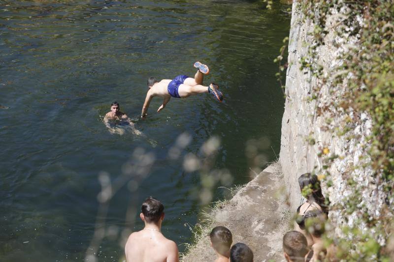 Un fin de semana de cielos despejados, sol y buenas temperaturas. Asturianos y visitantes siguen disfrutando del buen tiempo con el que julio ha atravesado su ecuador y que está propiciando llenos en playas, paseos, rios y sendas