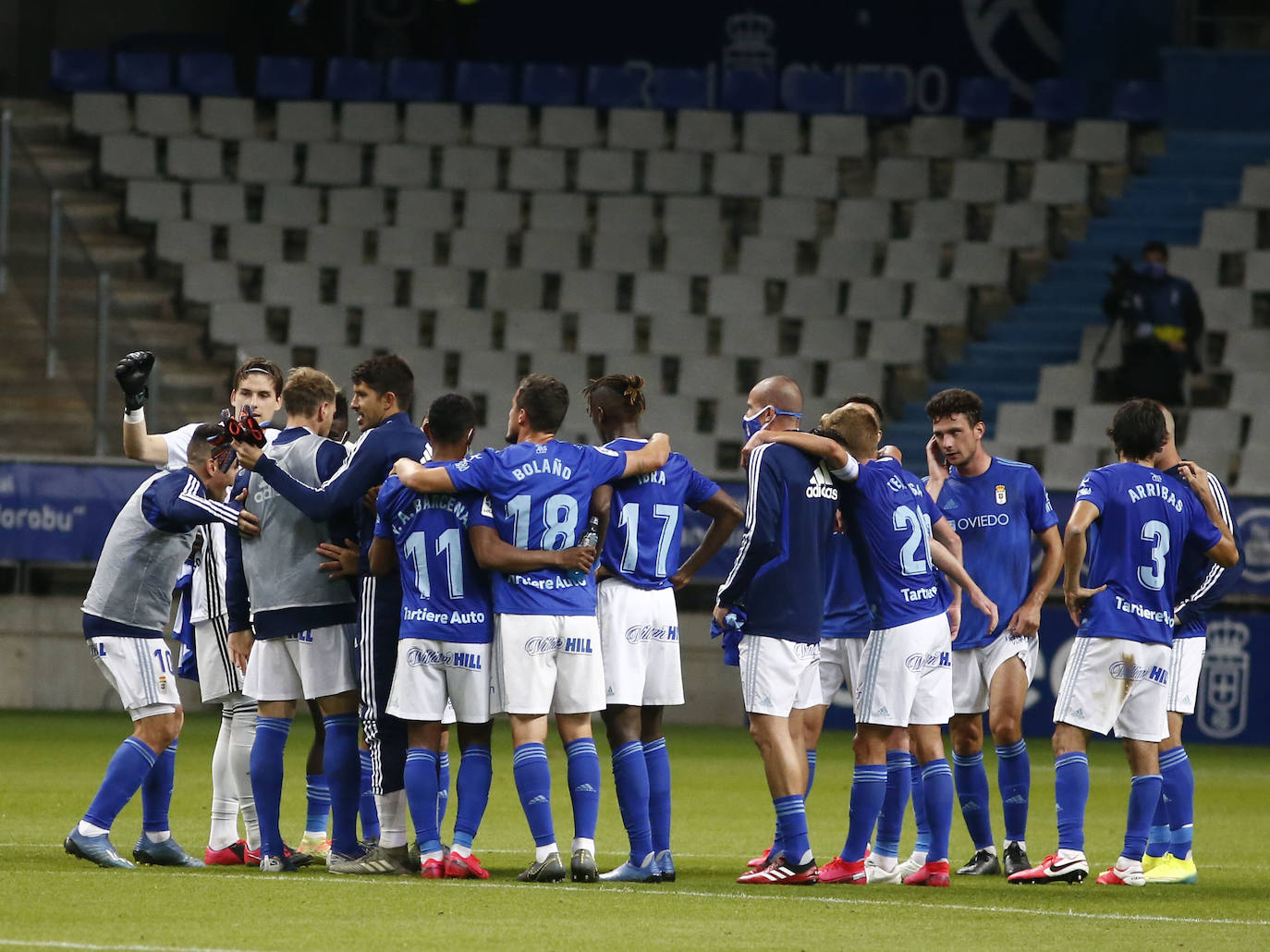 El Real Oviedo se ha garantizado la permanencia en Segunda División parla próxima temporada a falta de una jornada para finalizar la liga. Los azules han vencido al Racing de Santander en el Carlos Tartiere gracias al gol de Obeng. 