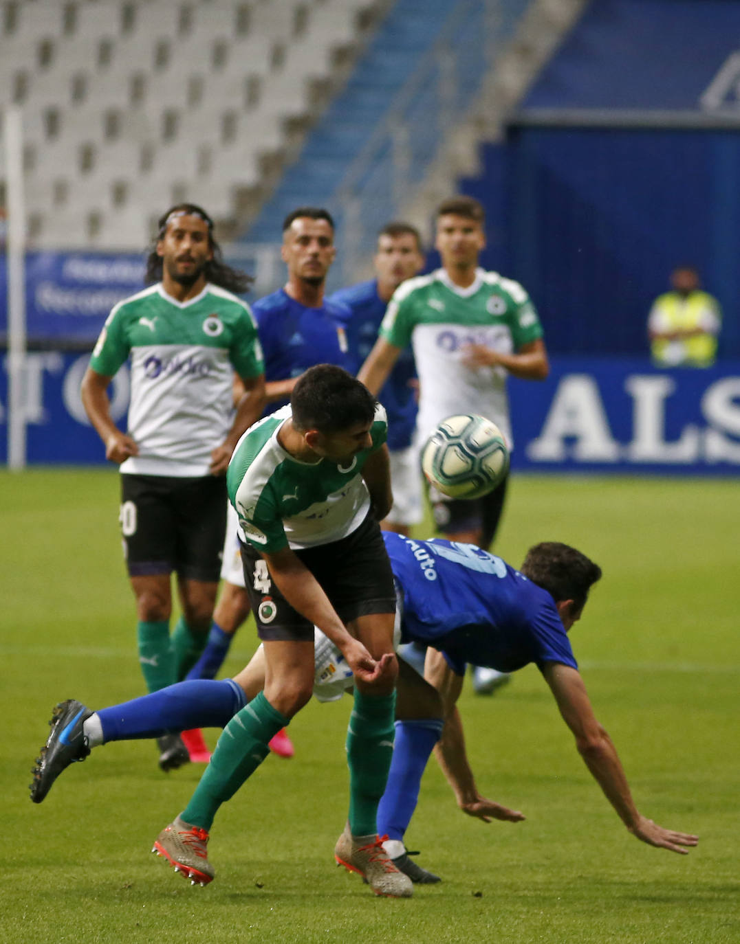 El Real Oviedo se ha garantizado la permanencia en Segunda División parla próxima temporada a falta de una jornada para finalizar la liga. Los azules han vencido al Racing de Santander en el Carlos Tartiere gracias al gol de Obeng. 