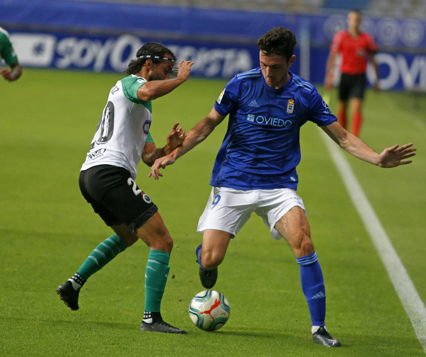 El Real Oviedo se ha garantizado la permanencia en Segunda División parla próxima temporada a falta de una jornada para finalizar la liga. Los azules han vencido al Racing de Santander en el Carlos Tartiere gracias al gol de Obeng. 
