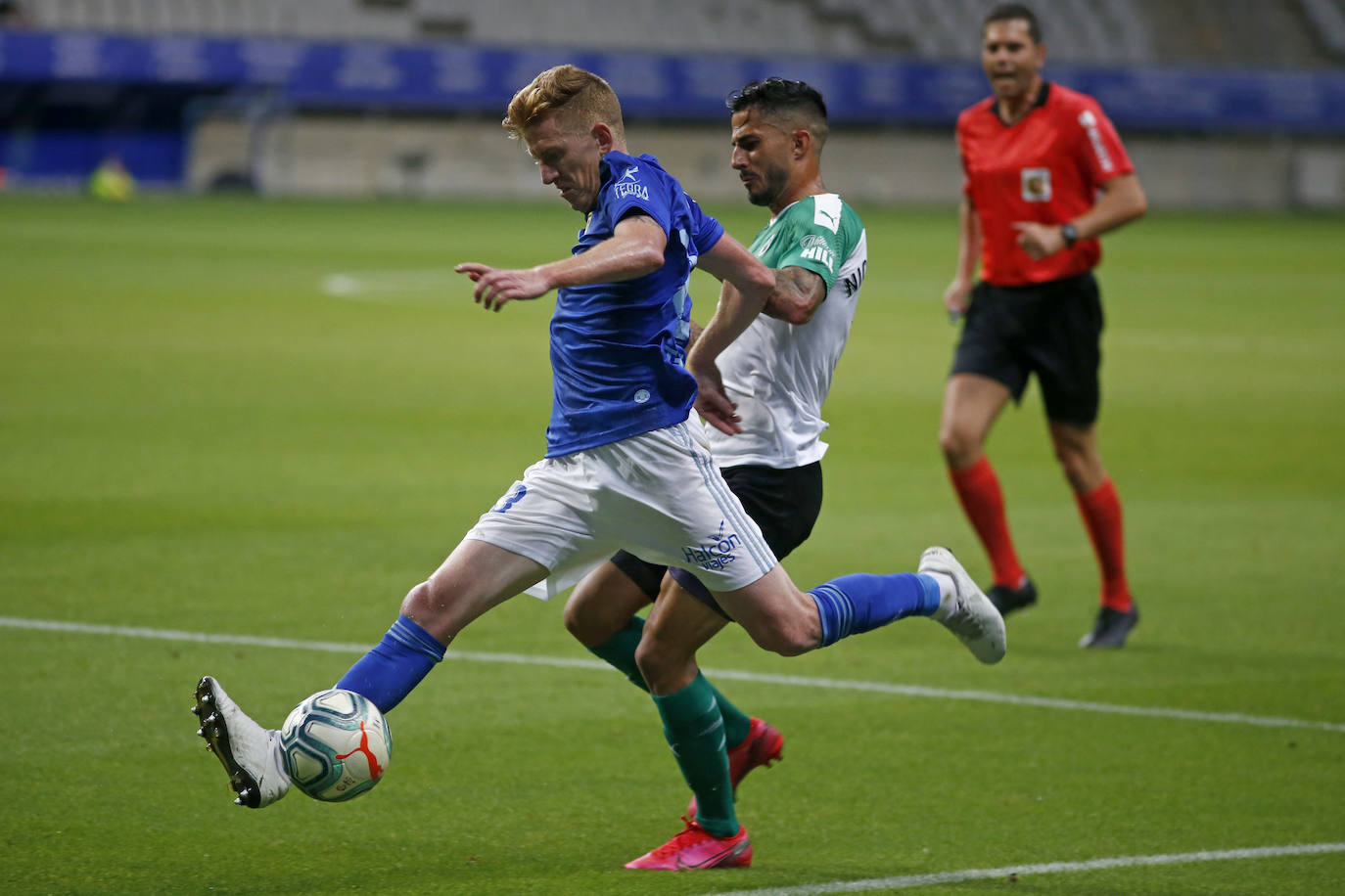 El Real Oviedo se ha garantizado la permanencia en Segunda División parla próxima temporada a falta de una jornada para finalizar la liga. Los azules han vencido al Racing de Santander en el Carlos Tartiere gracias al gol de Obeng. 