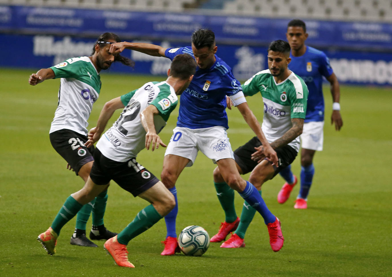 El Real Oviedo se ha garantizado la permanencia en Segunda División parla próxima temporada a falta de una jornada para finalizar la liga. Los azules han vencido al Racing de Santander en el Carlos Tartiere gracias al gol de Obeng. 