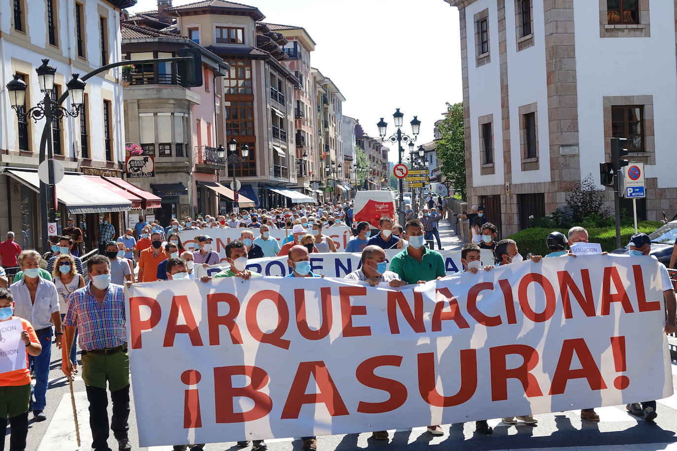 Cerca de 300 ganaderos salen a la calle en Cangas de Onís ante el importante repunte de los ataques que sus animales llevan sufriendo desde junio. 