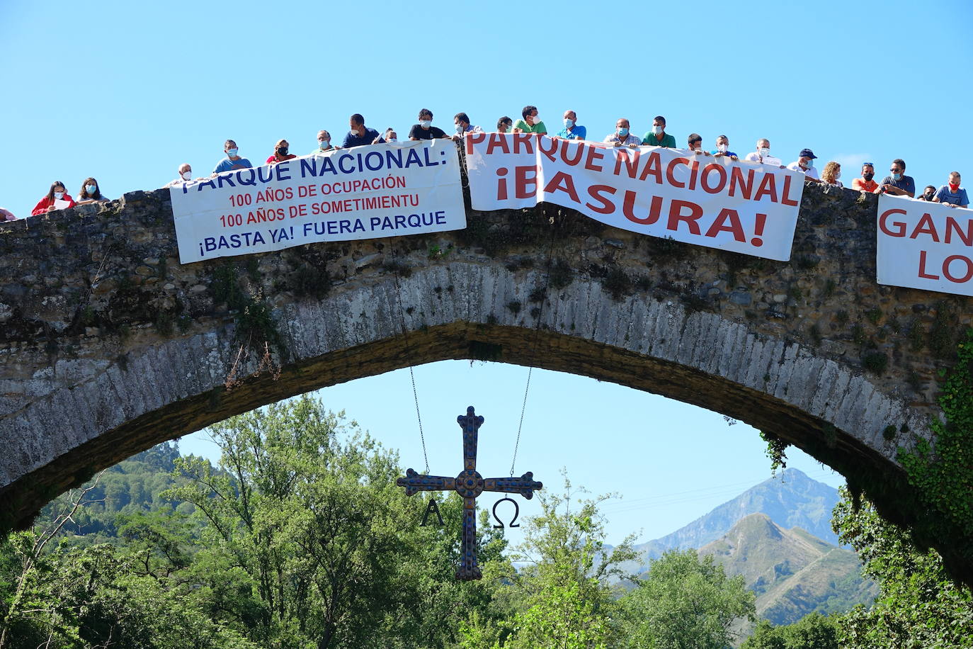 Cerca de 300 ganaderos salen a la calle en Cangas de Onís ante el importante repunte de los ataques que sus animales llevan sufriendo desde junio. 