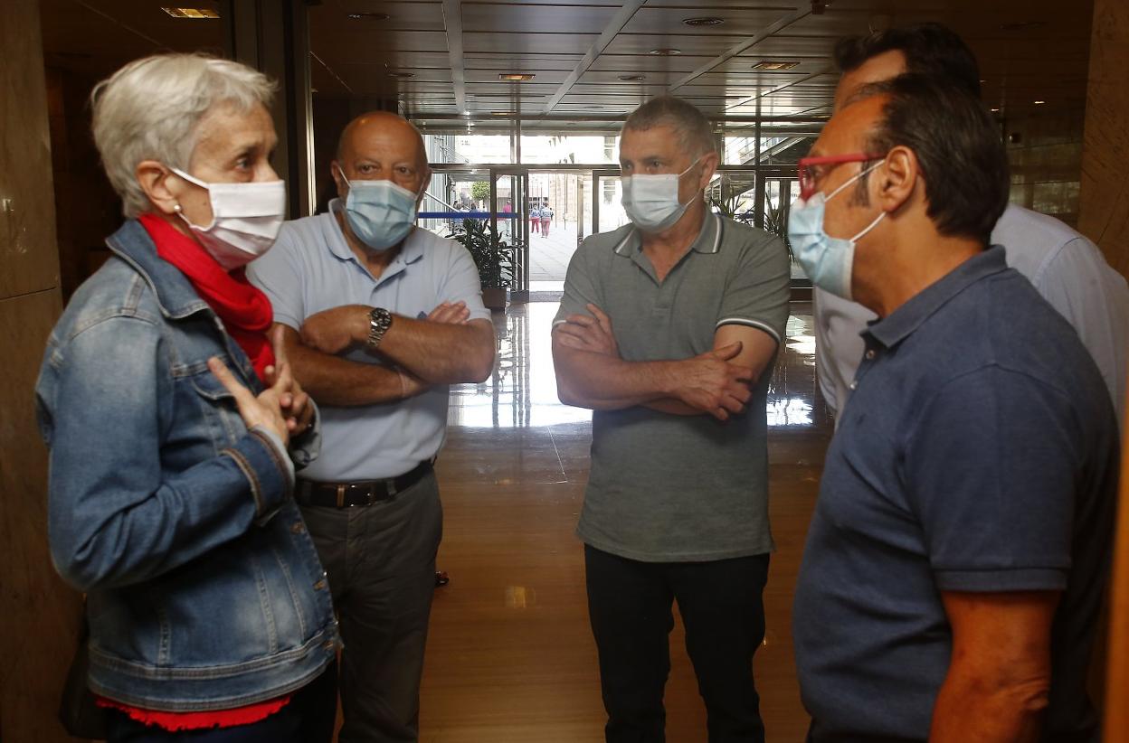 La consejera de Educación, Carmen Suárez, charla con representantes de la concertada antes del Pleno del Consejo Escolar. 