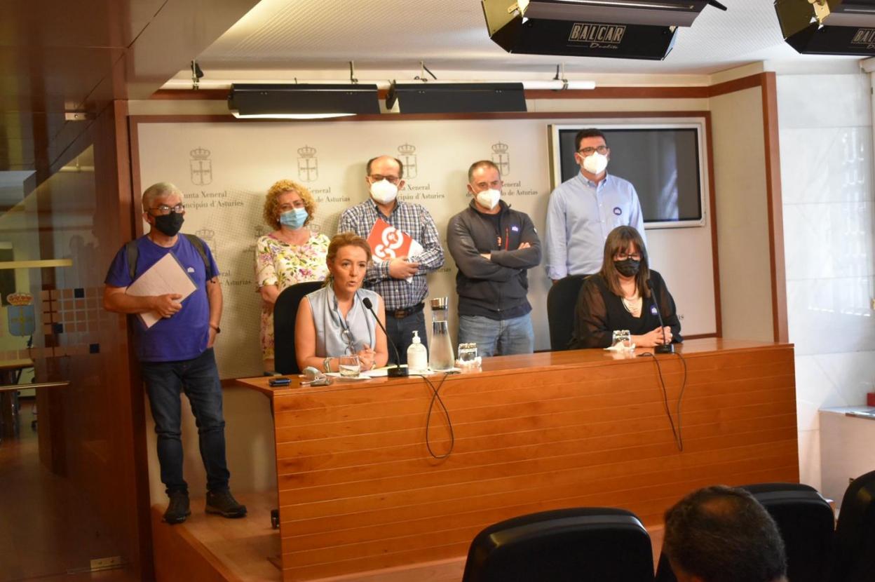 Mallada, junto con los representantes de la concertada. 