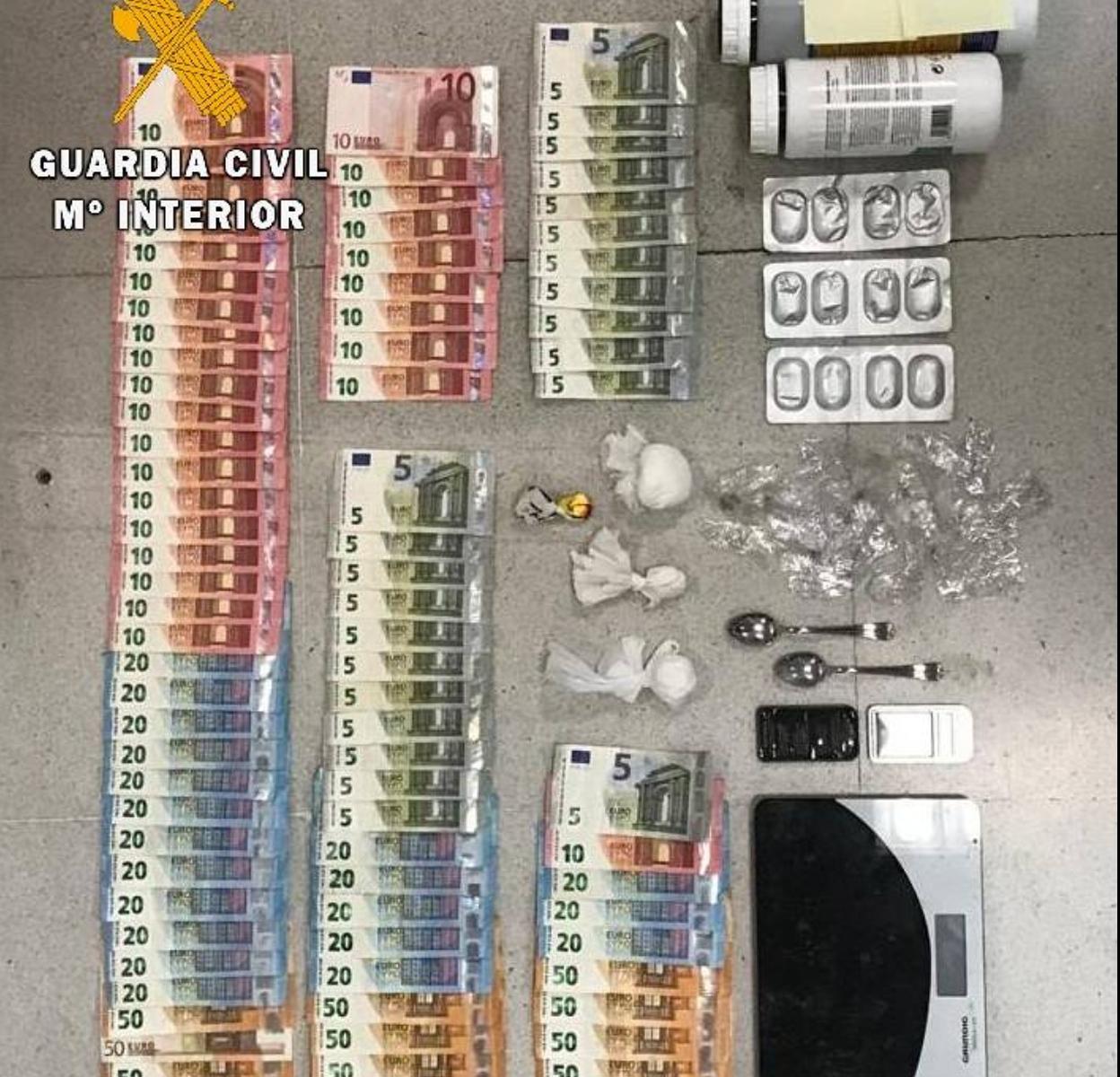 Dinero y sustancias incautadas en los registros.