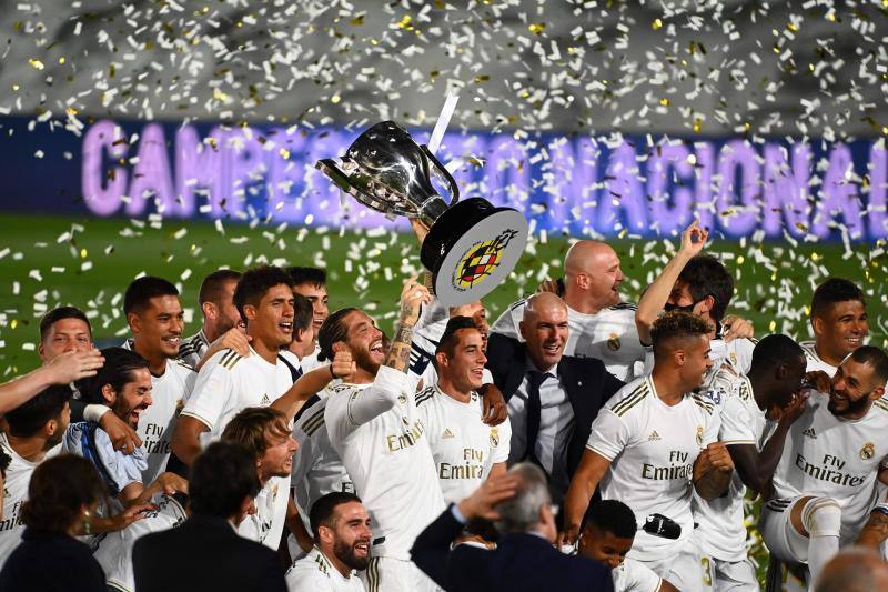 No hubo fiesta en Cibeles ni aficionados en el campo, pero los jugadores, entrenador y cuerpo técnico del Real Madrid celebró por todo lo alto el título liguero que conquistó anoche.