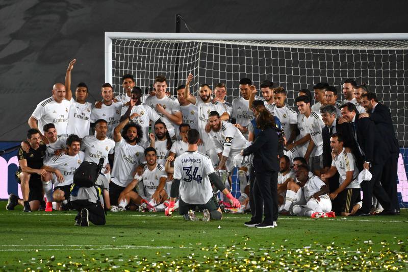 No hubo fiesta en Cibeles ni aficionados en el campo, pero los jugadores, entrenador y cuerpo técnico del Real Madrid celebró por todo lo alto el título liguero que conquistó anoche.