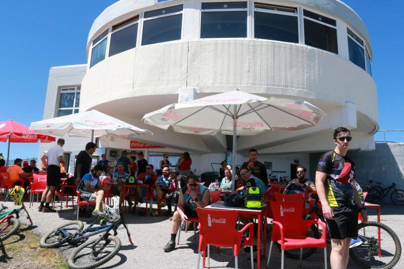 Situada a 2.000 metros de altitud, el restaurante se llenó este sábado de comensales que acudieron a degustar un menú de lo más asturiano: fabada o pote con callos de primero; 'pitu caleya' o caldereta de cordero, después; y para rematar, una tarta de arroz con leche casera. 