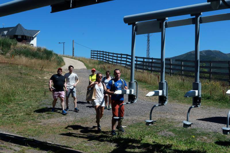Situada a 2.000 metros de altitud, el restaurante se llenó este sábado de comensales que acudieron a degustar un menú de lo más asturiano: fabada o pote con callos de primero; 'pitu caleya' o caldereta de cordero, después; y para rematar, una tarta de arroz con leche casera. 