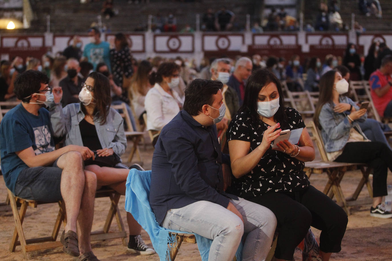 Amaral en estado puro y retomando su esencia como dúo acústico, la misma con la que comenzaron a rodar por los escenarios hace más de tres décadas, llegó ayer fiel a su cita en Metrópoli City con el público de Gijón