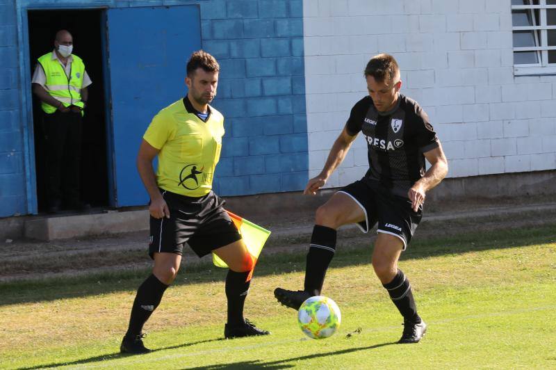 El conjunto mierense gana a los de Villaviciosa en el Suárez Puerta gracias a un tanto de Rober en el minuto 83. 