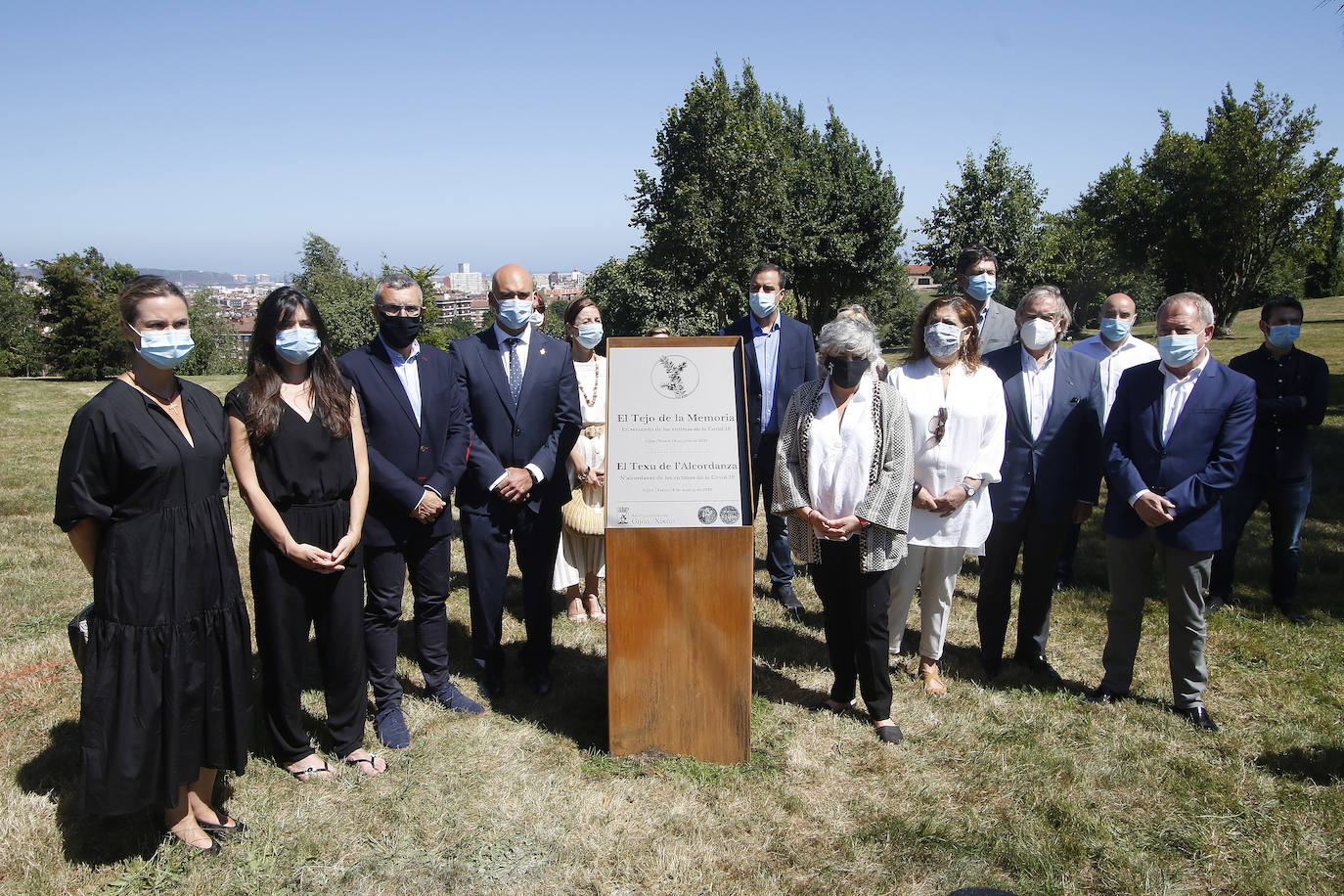 El árbol, plantado por la alcaldesa, también reconoce la labor de aquellos profesionales que trabajaron durante los momentos más duros de la pandemia. 