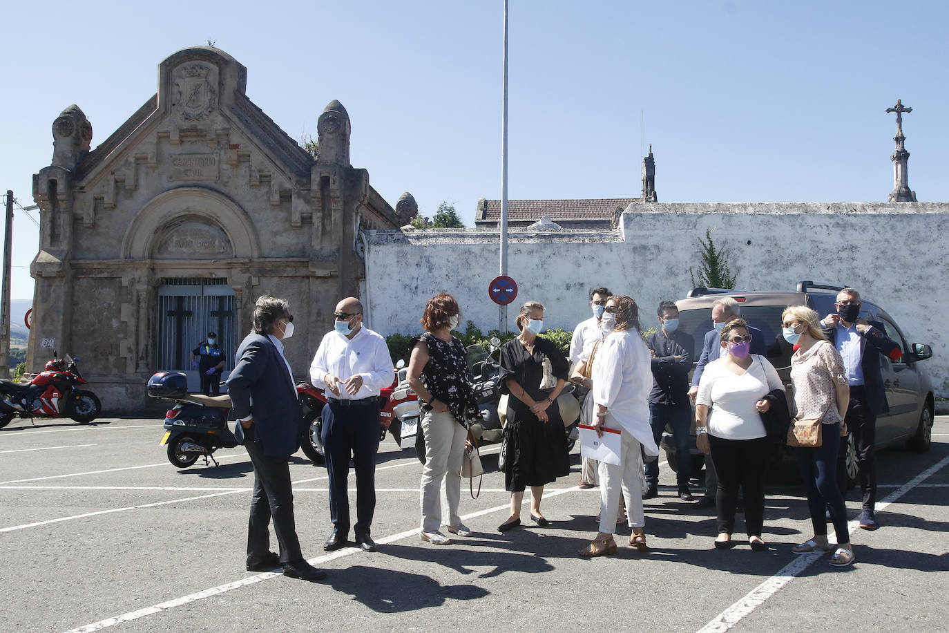 El árbol, plantado por la alcaldesa, también reconoce la labor de aquellos profesionales que trabajaron durante los momentos más duros de la pandemia. 