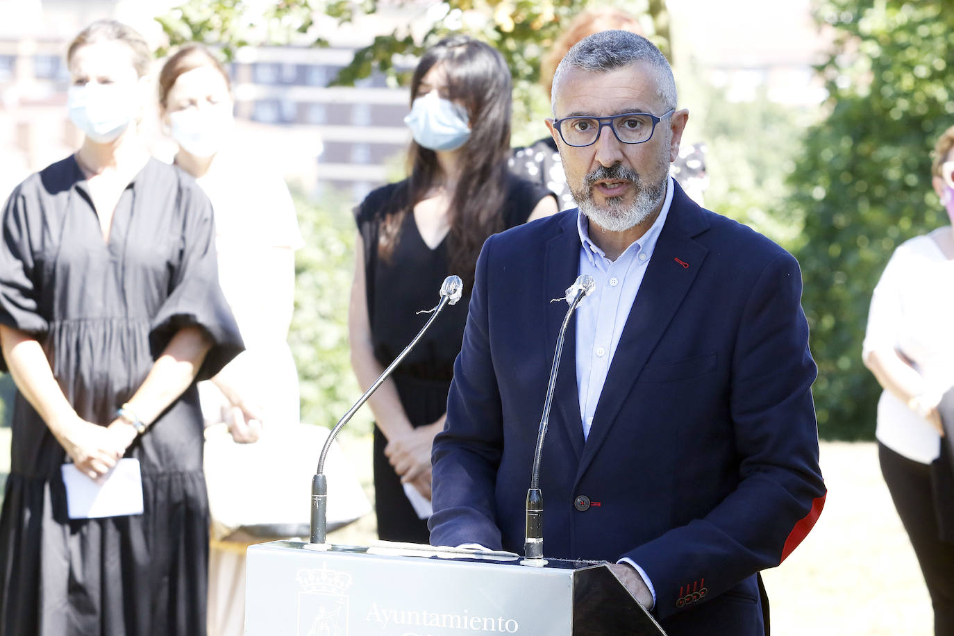 El árbol, plantado por la alcaldesa, también reconoce la labor de aquellos profesionales que trabajaron durante los momentos más duros de la pandemia. 