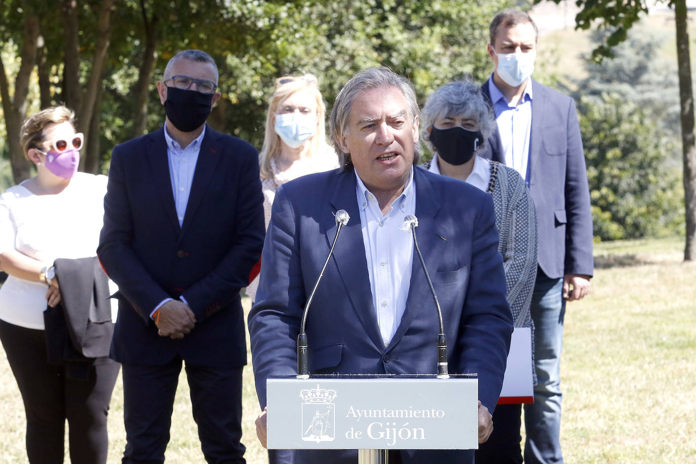 El árbol, plantado por la alcaldesa, también reconoce la labor de aquellos profesionales que trabajaron durante los momentos más duros de la pandemia. 