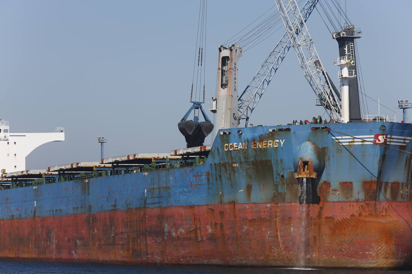 Un barco con destino a Vietnam ha cargado esta mañana más de 100.000 toneladas de carbón en El Musel. La operación ha contado con la participación de Marítima del Principado.