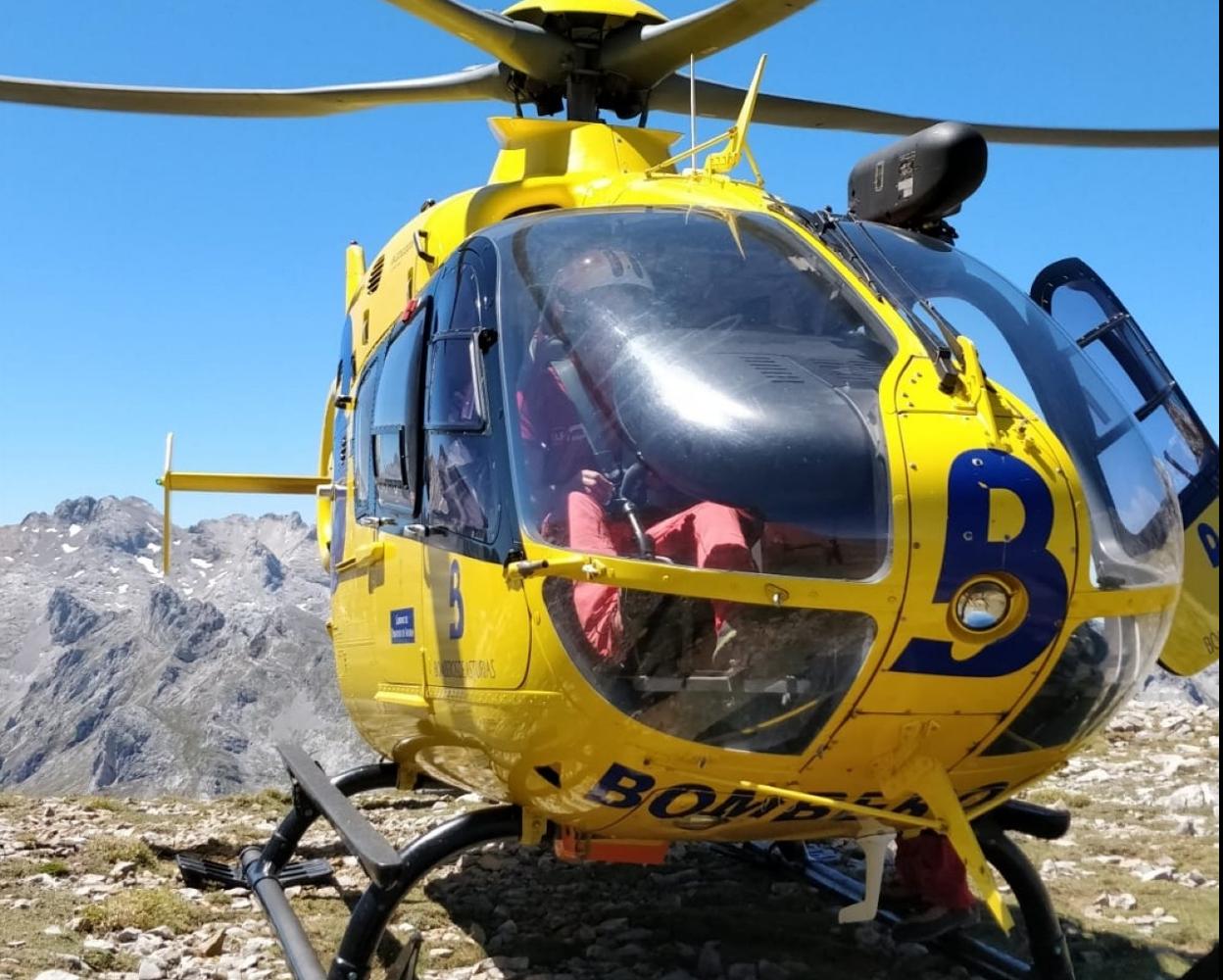 El helicóptero medicalizado, en Camaleño. 