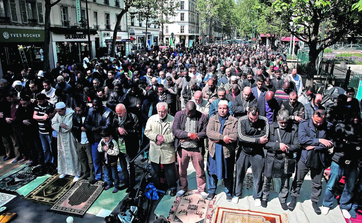 Protesta musulmana con rezos en una calle de París