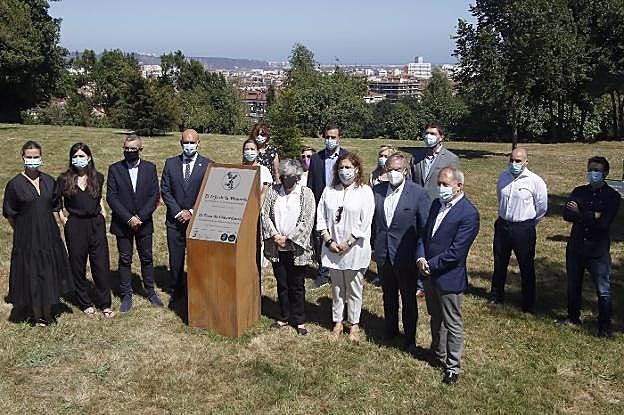 Laura Hurlé, Laura Tuero, José Carlos Fernández Sarasola, Jesús Martínez Salvador, Ángeles Fernández-Ahúja, Ana Isabel Menéndez, Ana González, Carmen Saras, Rubén Pérez, Marina Pineda, Salomé Díaz, Alberto López-Asenjo, Alberto Ferrao, Aurelio Martín, Santos Tejón y Juan Chaves, en Los Pericones, en el acto por las víctimas de la COVID-19. 