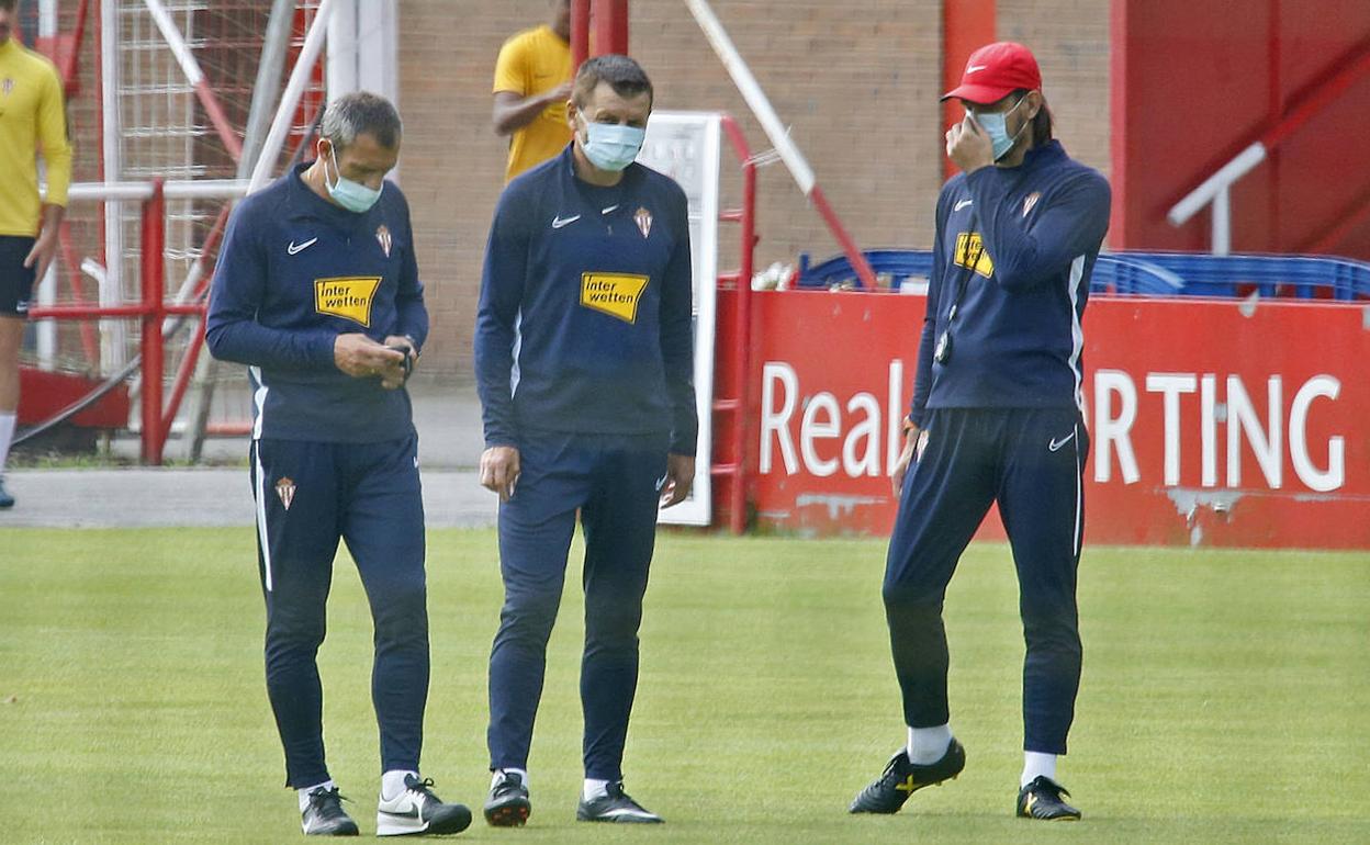 Djukic, en el centro, durante el entrenamiento del Sporting de este domingo.