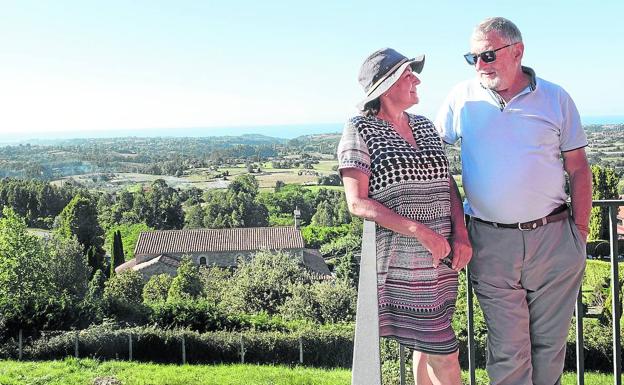 Amalia Trancho y Vicente García Oliva en el mirador de su casa en el Alto del Curviellu. 