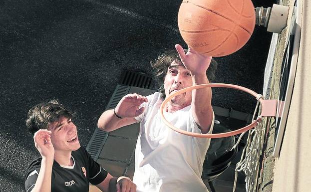 Antonio Llenderrozos y su hijo Sergio juegan al baloncesto.