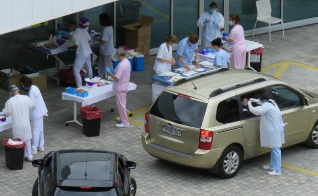 Personal sanitario del Hospital de Eibar (Guipúzcoa) realiza test PCR a conductores que llegan en sus vehículos.