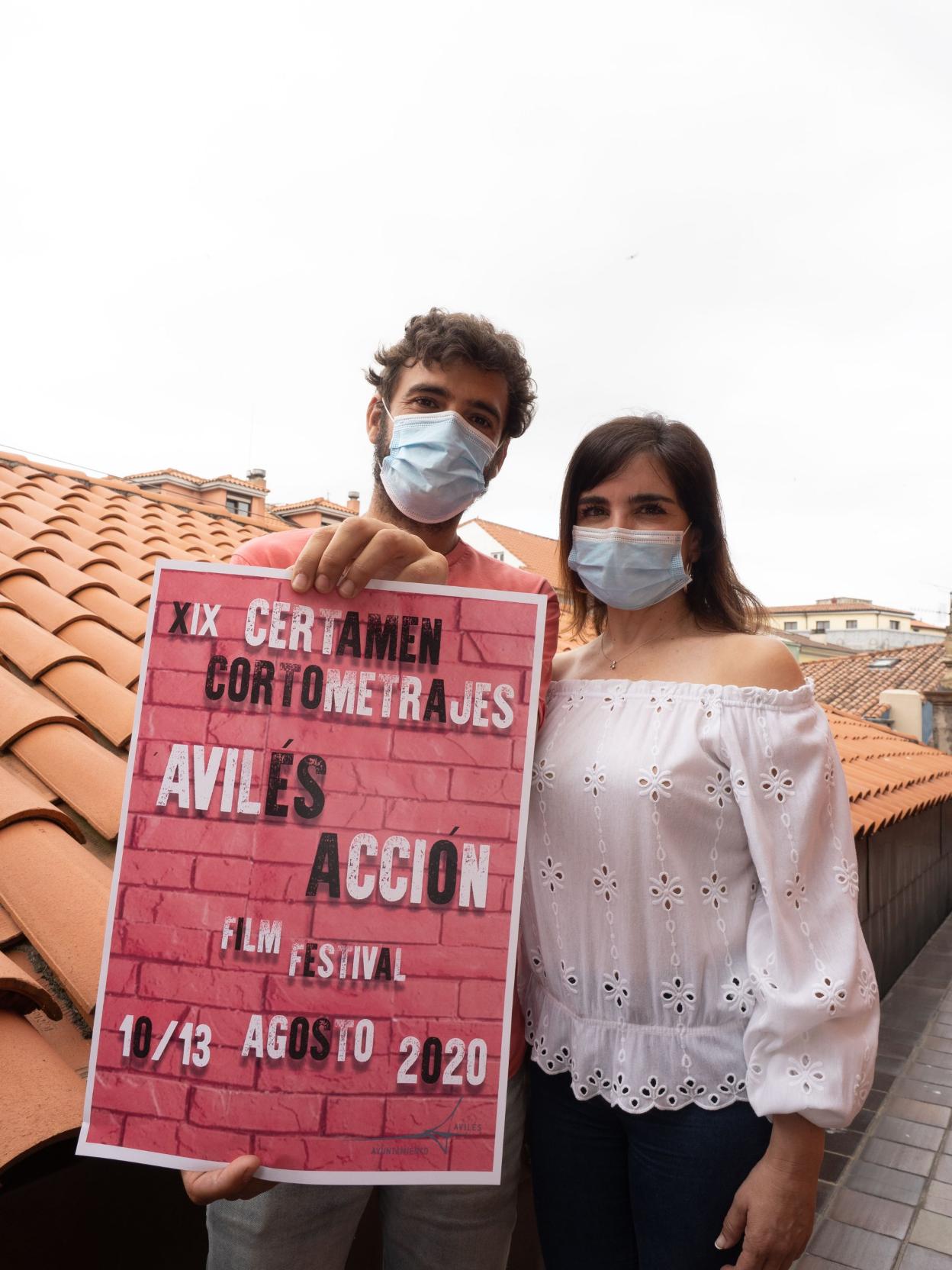 Javier Mediavilla y Yolanda Alonso, con el cartel del festival. 