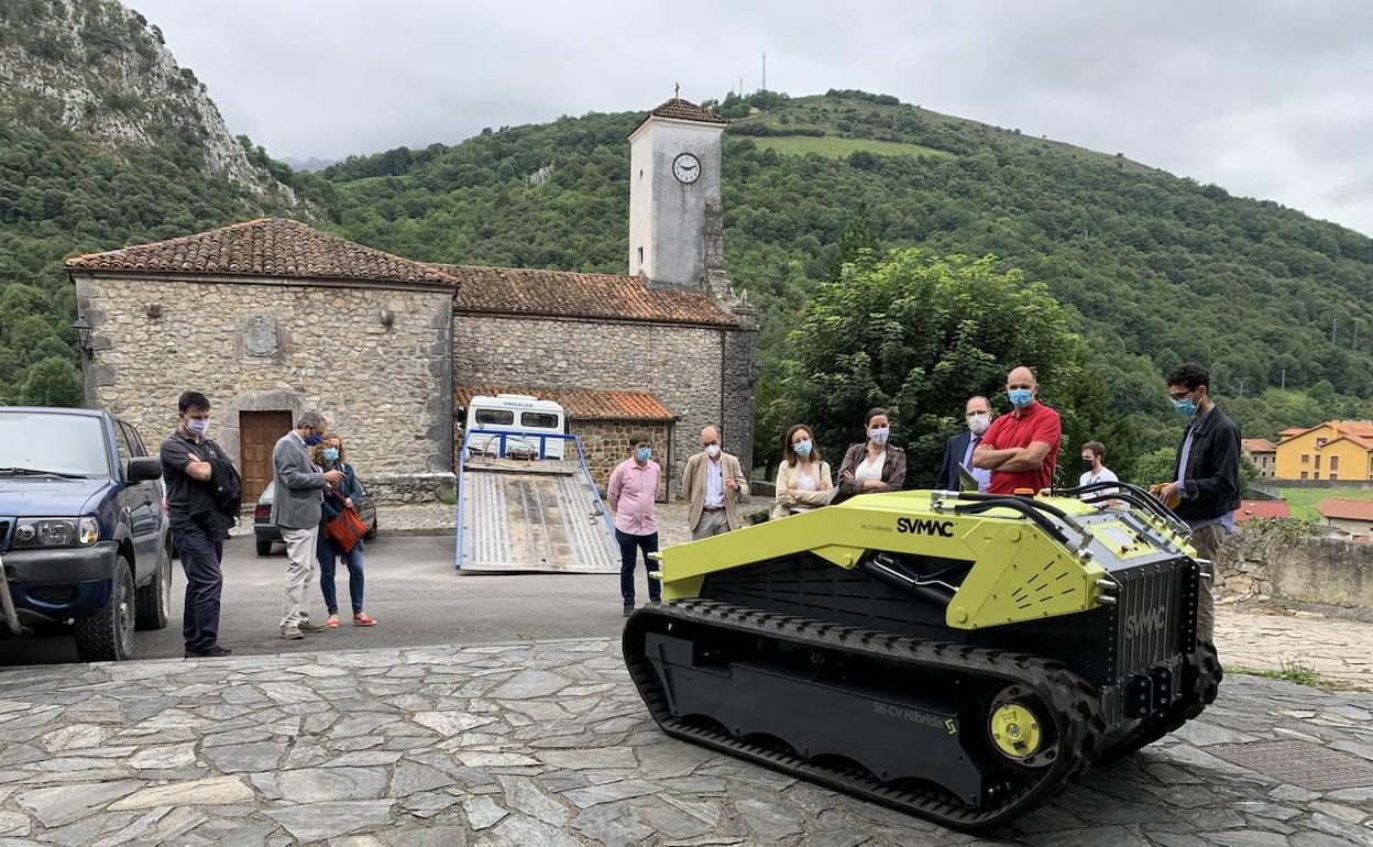 Los creadores del vehículo multipropósito que se utiliza en el proyecto, junto a representantes regionales y municipales