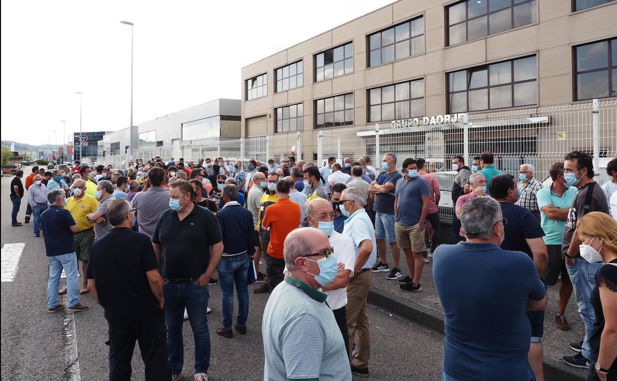 Concentración de trabajadores de Daorje esta mañana. 