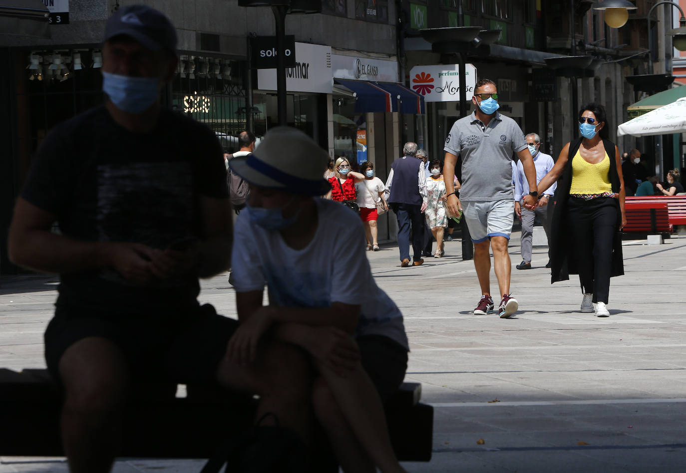Asturianos y visitantes han disfrutado de un miércoles caluroso en las calles y en los arenales. 