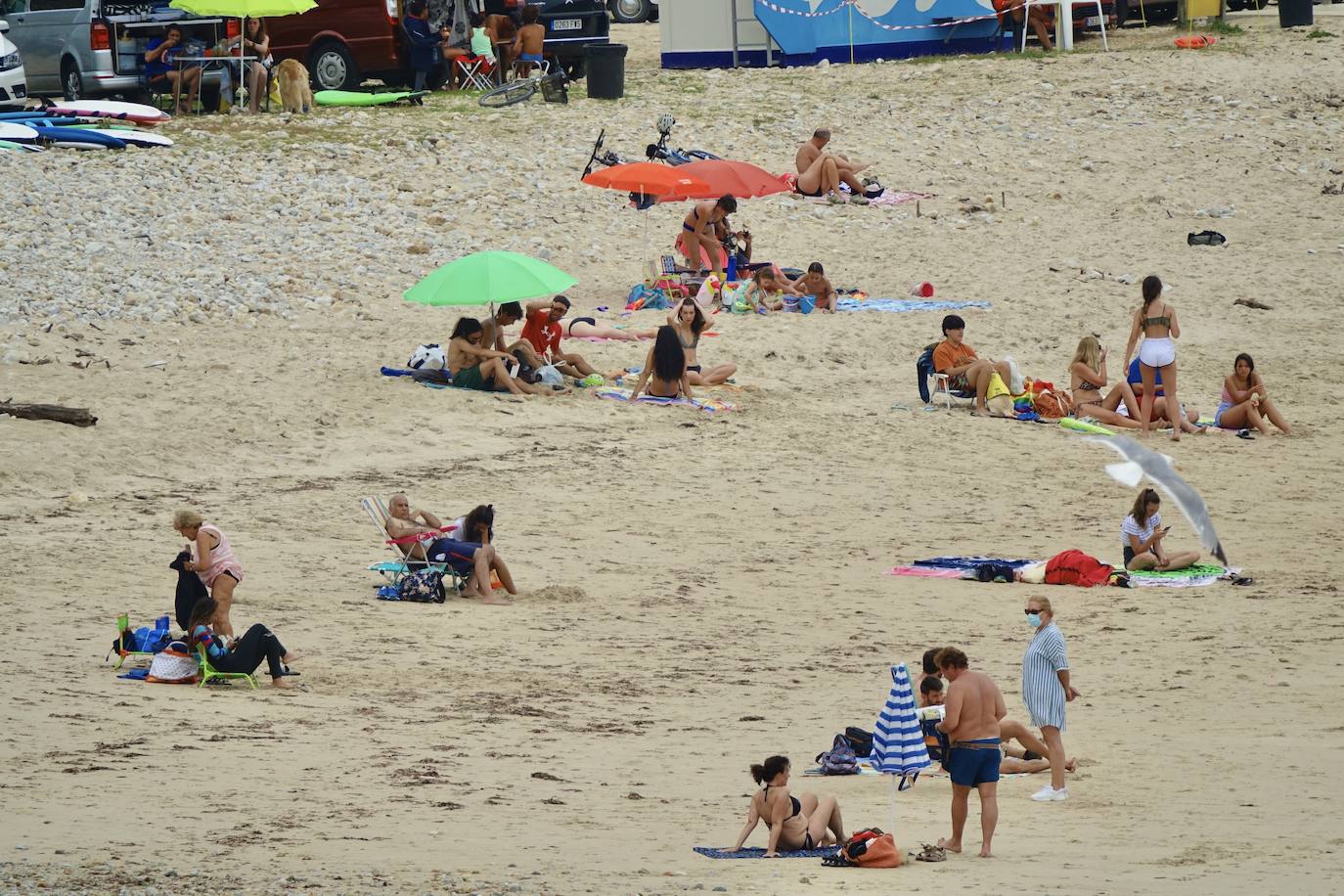 Asturianos y visitantes han disfrutado de un miércoles caluroso en las calles y en los arenales. 