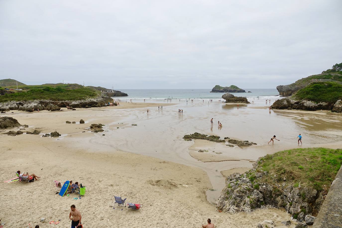 Asturianos y visitantes han disfrutado de un miércoles caluroso en las calles y en los arenales. 