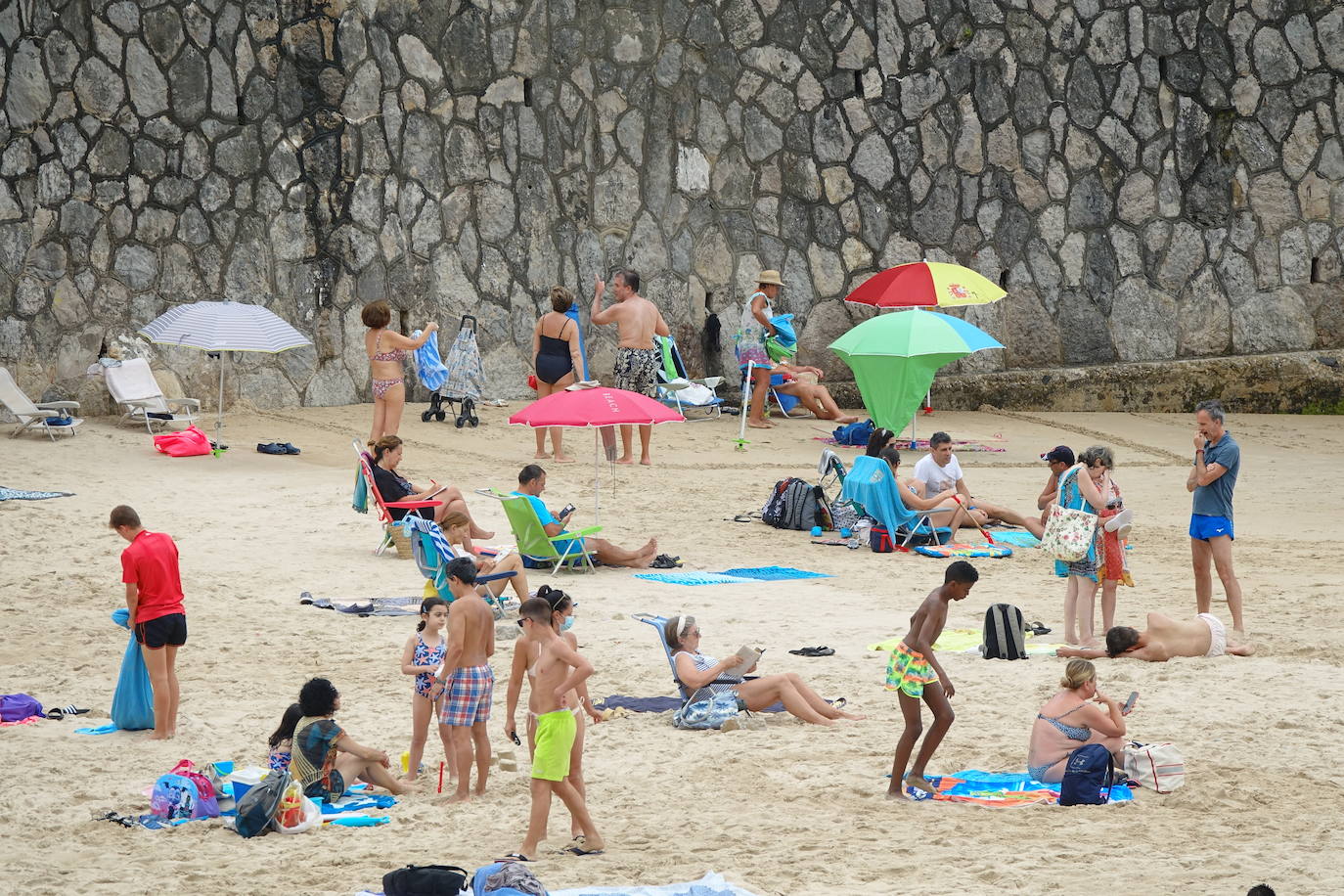 Asturianos y visitantes han disfrutado de un miércoles caluroso en las calles y en los arenales. 