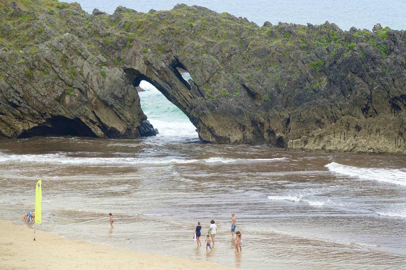 Asturianos y visitantes han disfrutado de un miércoles caluroso en las calles y en los arenales. 